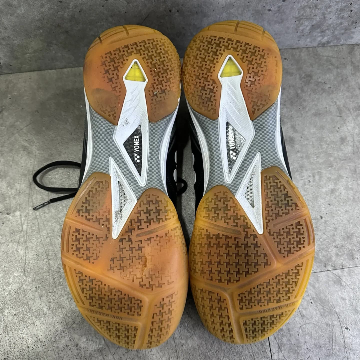 yonex-shb-65-sole before